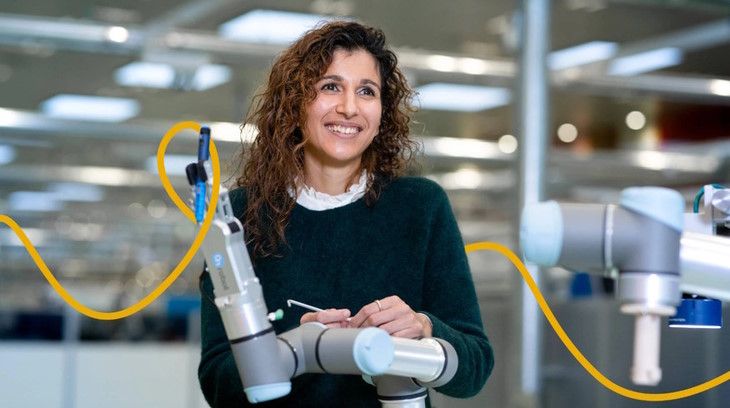 immagine_lavoratrice_laboratorio_robotica